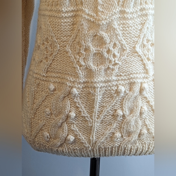 Vintage Handknit 100% Virgin Wool Sweater Size Small - Picture 2 of 8